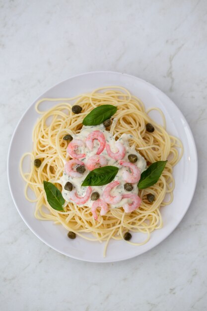 Penne pasta su un piatto bianco