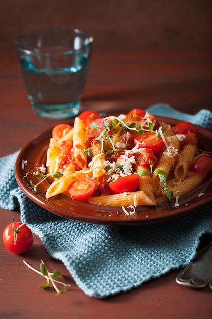 Penne vegetariani con timo di parmigiano e pomodori