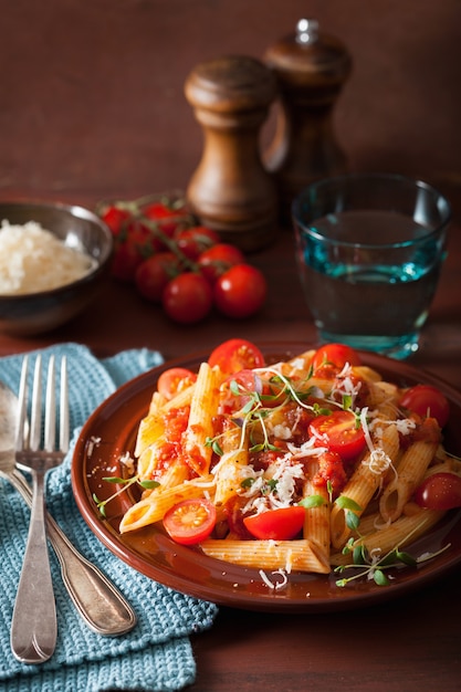 Penne vegetariani con timo di parmigiano e pomodori