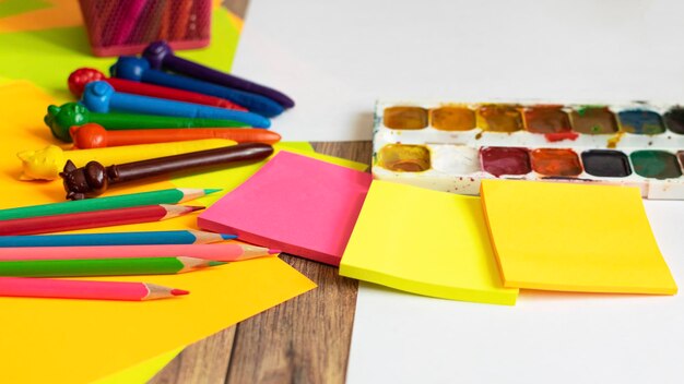 Pennelli acquerello gouache colorati e pastelli a cera Set per disegnare creatività e hobby