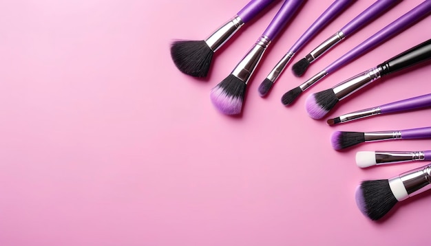 pennelli di trucco e cosmetici su sfondo rosa o viola