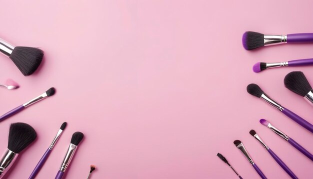 pennelli di trucco e cosmetici su sfondo rosa o viola