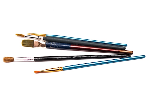 Pennelli e matite isolati su sfondo bianco