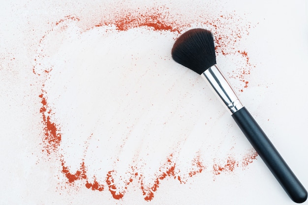 Pennelli per il trucco su sfondo bianco con pigmento colorato in polvere