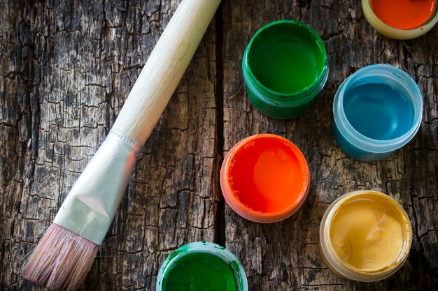 Pennello a guazzo per la pittura sul vecchio tavolo di legno