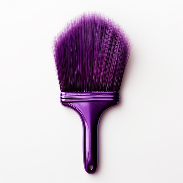 Pennello con vernice viola gocciolante isolata su sfondo bianco