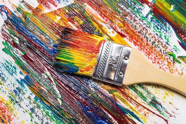 pennello e tela in colori ad olio con tracce di vernice