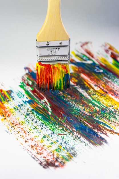 pennello e tela in colori ad olio