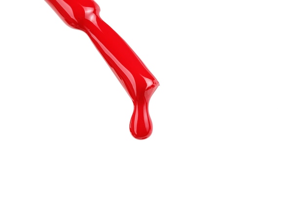Pennello smalto rosso con goccia isolata su bianco