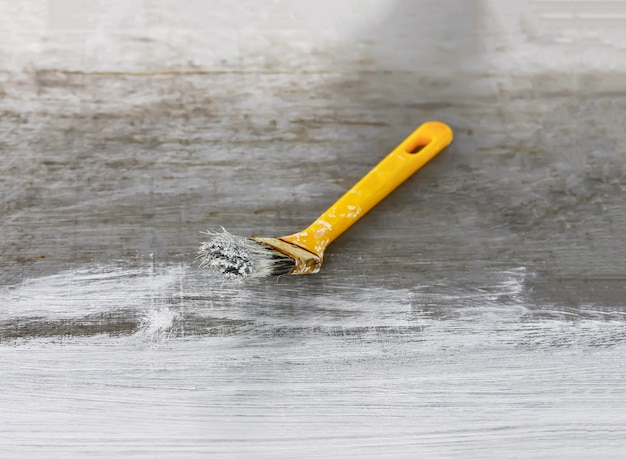 Pennello su superficie in legno grezzo.