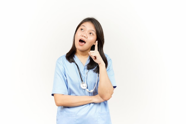 Pensando e curioso di giovane medico asiatico isolato su sfondo bianco