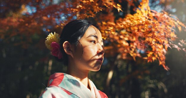 Pensare a camminare o ragazza asiatica in natura per il viaggio in vacanza vacanza per la libertà o il benessere viso viaggio o persona femminile giapponese con idee per la pace calma o ispirazione per rilassarsi nel parco