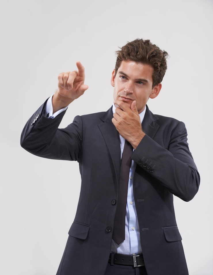 Foto pensare a mano o uomo d'affari su touchscreen in uno studio di realtà virtuale su sfondo bianco per il metaverso aggiornamento futuro o accesso al sistema software con il dito che indica il dubbio o la tecnologia dell'aria