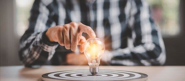 Pensare e concetto creativo Chiudere la lampadina e lavorare sulla scrivania Creatività e innovazione sono le chiavi del successo nuova idea e innovazione con il cervello e le lampadine che lavorano a casa