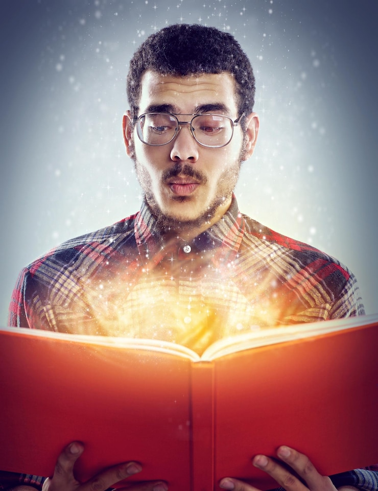 Foto pensare libro luminoso e uomo con storia fantasia e istruzione su sfondo studio grigio persona modello e ragazzo con romanzo e letteratura con conoscenza e apprendimento con luce creativa o magia
