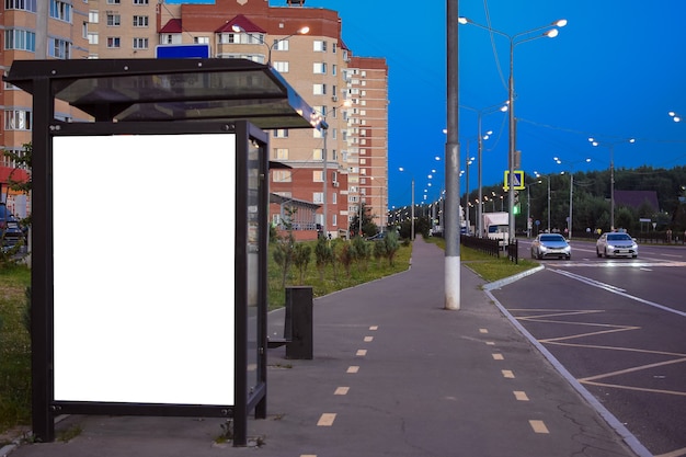 Pensilina per autobus pubblicitari all'aperto la sera Tabellone per le affissioni della fermata dell'autobus vuoto in città di notte