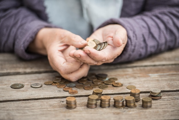 Pensionato che conta i soldi nelle sue mani