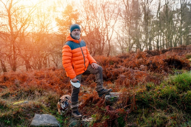 pensionato con bulldog inglese nella foresta che va a fare una passeggiata nel Peak District