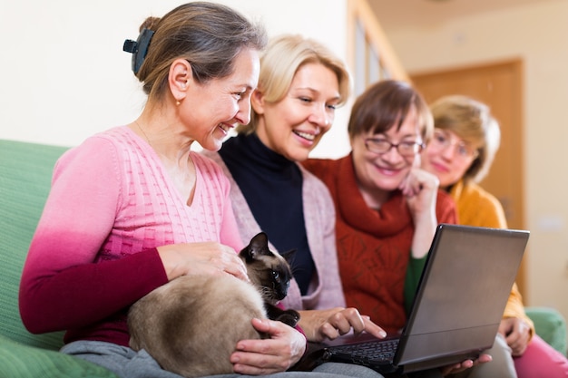 pensionato femminile studiando portatile