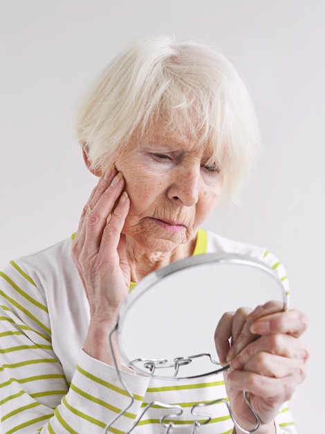 pensionato pensione autenticità caucasico solitudine sconvolto chirurgia estetica cosmetologia vecchio a