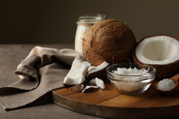 Pensione con cocco e fiocchi di cocco sul tavolo grigio