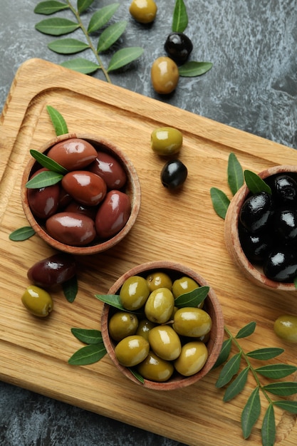 Pensione con olive e foglie su sfondo nero smokey isolato