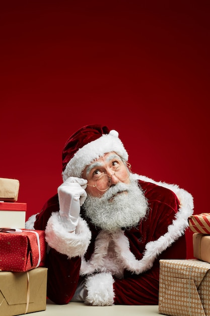 Pensoso Babbo Natale su rosso