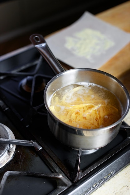 Pentola bollente sul fornello in cucina