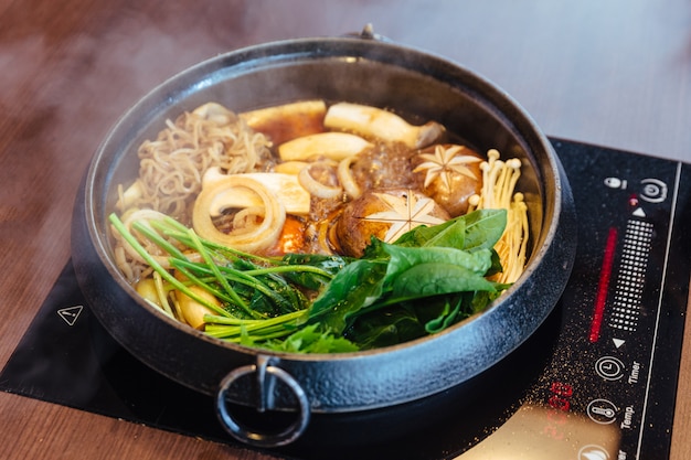 Pentola calda Sukiyaki con verdure bollenti