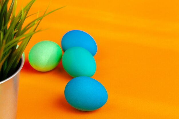 Pentola con erba e uova colorate di Pasqua