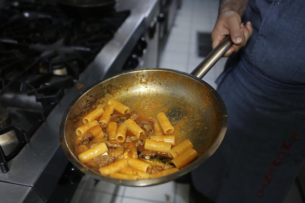 pentola con pasta sul fuoco in cottura