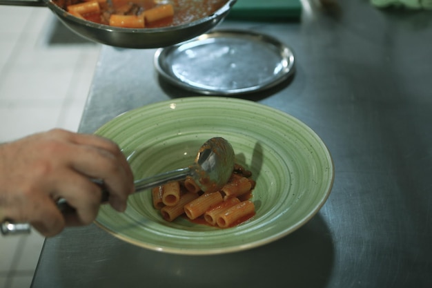 pentola con pasta sul fuoco in cottura