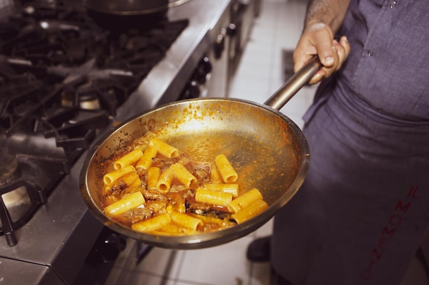 pentola con pasta sul fuoco in cottura