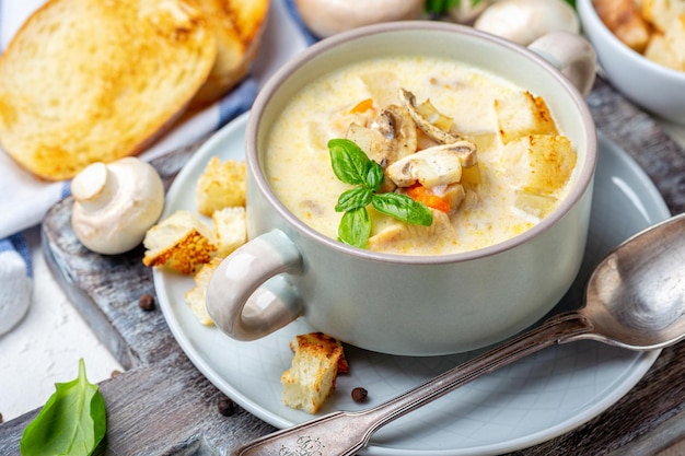 Pentola con zuppa di crema di pollo con funghi