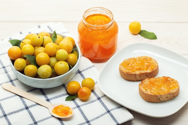 Pentola di marmellata dolce, prugne e toast