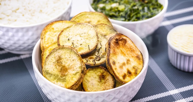 Pentola di patate dolci fritte o al forno affettate e servite calde pietanze tipiche del Brasile