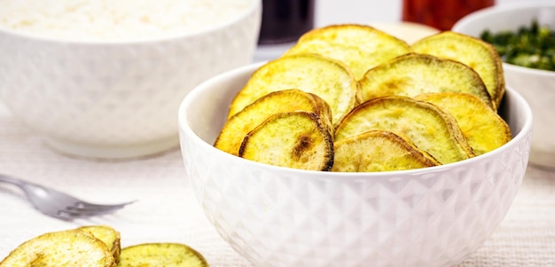 Pentola di patate dolci fritte o al forno affettate e servite calde pietanze tipiche del Brasile