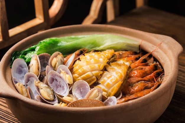 Pentola di riso ai frutti di mare in stile cantonese