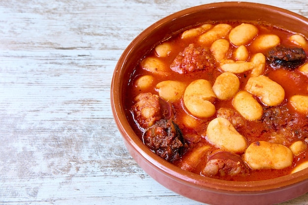 pentola di terracotta con stufato di fagioli asturiani