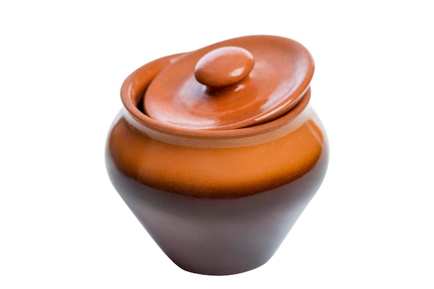 Pentola di terracotta per cucinare con un coperchio Tradizioni delle cucine nazionali Primo piano isolato su sfondo bianco