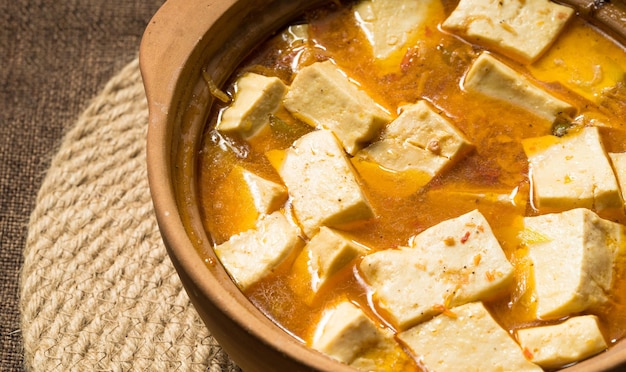 Pentola di tofu arrostita a secco su tela di sacco