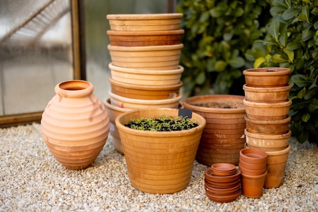 Pentole di terracotta in giardino