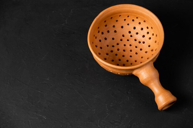 Pentole in terracotta per cucinare Pentole in terracotta di colore chiaro Piatti da forno su fondo scuro Pentola in terracotta con coperchio per arrostire Utensili da cucina vintage per cucinare