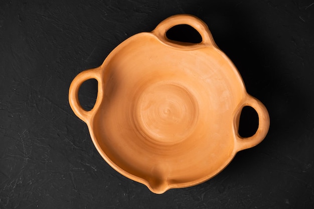 Pentole in terracotta per cucinare Pentole in terracotta di colore chiaro Piatti da forno su fondo scuro Pentola in terracotta con coperchio per arrostire Utensili da cucina vintage per cucinare