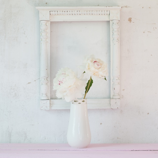 Peonie in vaso su fondo bianco