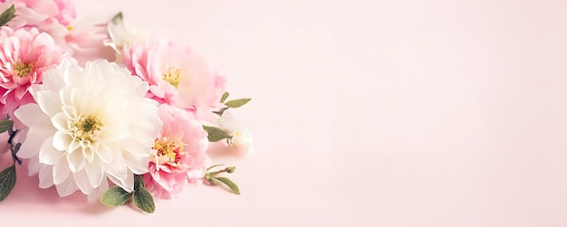Peonie teneri su sfondo rosa Disegno astratto di cornice floreale naturale con spazio per il testo