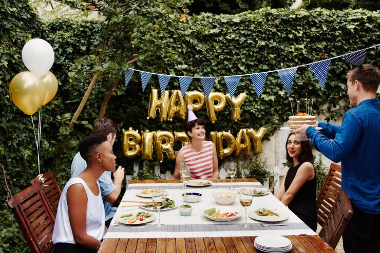 Photo people celebrating birthday outdoors