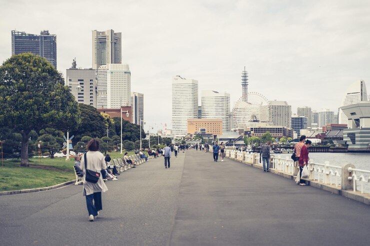 Photo people on street amidst buildings in city against sky