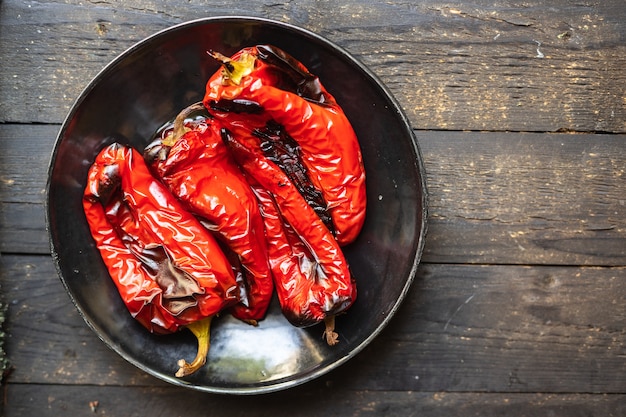 Pepe al forno verdure grigliate porzione fresca pronta da mangiare spuntino sul tavolo copia spazio cibo