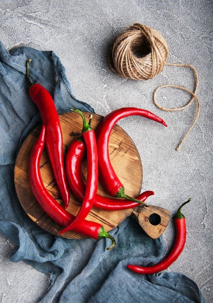 Peperoncini chili su una tavola vintage